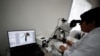 La técnica Marianela García Alba, de 39 años, observa un mosquito Aedes aegypti bajo un microscopio en la CNEA (Comisión Nacional de Energía Atómica), en Ezeiza, en las afueras de Buenos Aires, Argentina, el 12 de abril de 2023.