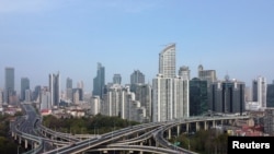 资料照片：2022年3月30日，中国上海的高速公路和建筑物鸟瞰。（路透社照片）