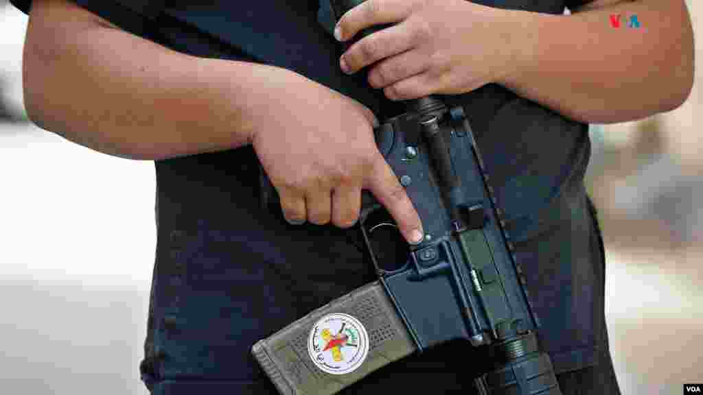 Un joven miembro de la Brigada Tulkarem muestra su arma en el campo de refugiados palestinos de Nur Shams, en Tulkarem, Cisjordania. En el cargador una pegatina con el emblema de la Yihad Islámica Palestina.