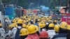 Karyawan perusahaan nikel PT Indonesia Morowali Industrial Park (IMIP) tampak bersiap akan pulang usai bekerja di Konawe, 14 April 2023. (Foto: RIZA SALMAN/AFP)