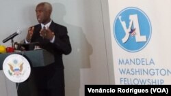 Tulinabo Mushingi, embaixador dos EUA em Angola, fala com líderes angolanos e são-tomenses selecionados para o Mandela Washington Fellowship
