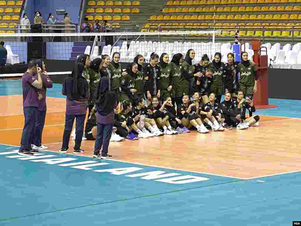 بازیکنان و کادر فنی تیم‌های والیبال زنان ایران و تایلند در پایان دیدار تدارکاتی 