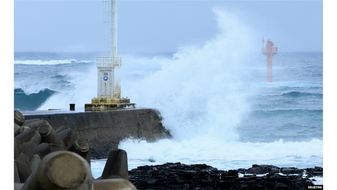 Gelombang tinggi yang disebabkan oleh topan Khanun menghantam tembok laut di Seogwipo di Pulau Jeju, Korea Selatan, 9 Agustus 2023. (Yonhap via REUTERS)