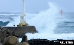 Gelombang tinggi yang disebabkan oleh topan Khanun menghantam tembok laut di Seogwipo di Pulau Jeju, Korea Selatan, 9 Agustus 2023. (Yonhap via REUTERS)