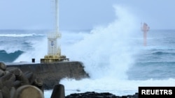 Gelombang tinggi yang disebabkan oleh topan Khanun menghantam tembok laut di Seogwipo di pulau Jeju, Korea Selatan, 9 Agustus 2023. (Yonhap via REUTERS)