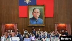 台湾立法院院长韩国瑜在观看立法院议员们的辩论。（2024年5月21日）