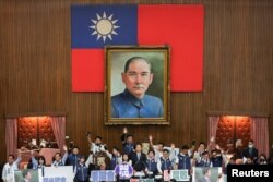 Han Kuo-yu, ketua parlemen menyaksikan para anggota parlemen berdebat pada sidang parlemen di Taipei, Taiwan, 21 Mei 2024. (REUTERS/Ann Wang)