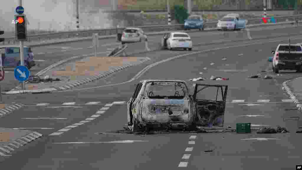 Automóvil destruido en el ataque de militares palestinos en Sderot, Israel. Militantes palestinos en la Franja de Gaza se infiltraron y dispararon varios misiles.&nbsp;