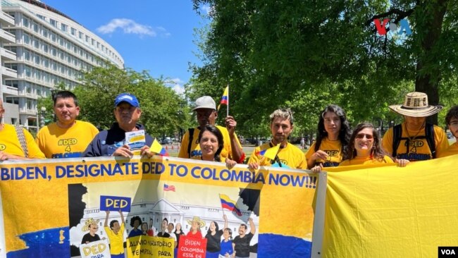 Un grupo de migrantes colombianos reclama concesiones migratorias en Washington, el 1 de mayo de 2024.