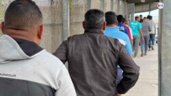 Los migrantes en ciudades fronterizas en México aguardan el fin del Título 42
