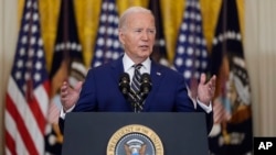 조 바이든 미국 대통령이 4일 백악관에서 남부 국경 통제를 강화하는 새로운 행정명령에 관해 연설하고 있다. 