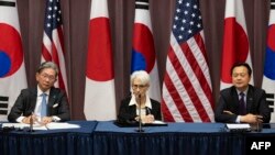 미국과 한국, 일본 3개국 외교 차관이 13일 워싱턴에서 만나 한반도 비핵화를 위한 공조 방안 등을 협의했다. 왼쪽부터 모리 다케오 일본 외무성 사무차관, 웬디 셔먼 미 국무부 부장관, 조현동 한국 외교부 제1차관.