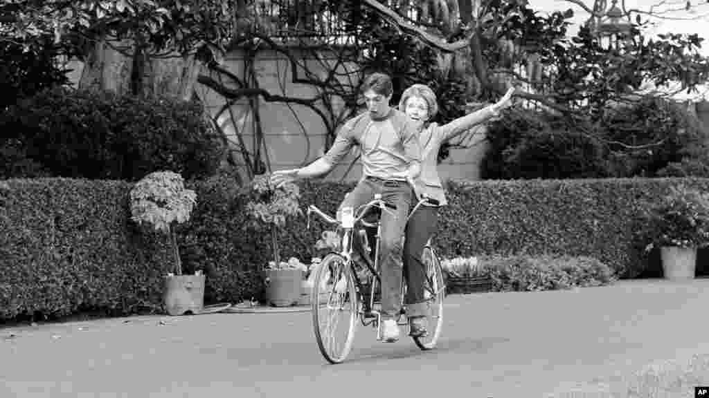 ফার্স্ট লেডি ন্যান্সি ও পুত্র রন, ১৯৮১&nbsp;