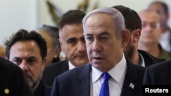 Perdana Menteri Israel Benjamin Netanyahu tiba di pertemuan fraksi Partai Likud di Knesset, parlemen Israel, pada 20 Mei 2024. (Foto: Reuters/Ronen Zvulun)