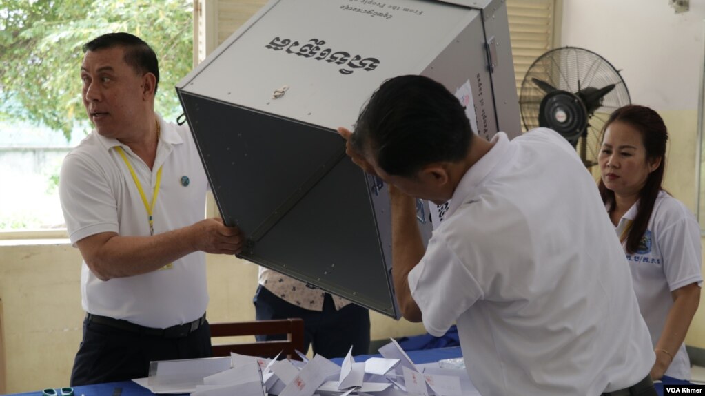 មន្រ្តី​រៀបចំ​ការ​បោះឆ្នោត​បាន​ចាក់​សន្លឹក​ឆ្នោត​ដើម្បី​រាប់ក្រោយ​បាន​បោះ​ឆ្នោត​ជ្រើសរើស​ក្រុម​ប្រឹក្សា​រាជធានី ខេត្ត ក្រុង ស្រុក ខណ្ឌ អាណត្តិ​ទី៤ នៅ​មណ្ឌល​បោះឆ្នោត​វិទ្យាល័យ​ឬស្សីកែវ ខណ្ឌ​ឬស្សីកែវ ក្នុង​រាជធានី​ភ្នំពេញ នា​ថ្ងៃទី​២៦ ខែ​ឧសភា ឆ្នាំ​២០២៤។ (ស៊ឹម ចាន់សំណា/វីអូអេ)