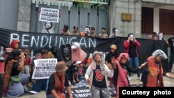 印度尼西亚北苏门答腊省达瑞县的村民在中国驻印度尼西亚大使馆门前举行集会，抗议中资企业中色印尼达瑞矿业有限公司可能重启在当地的一个铅锌矿项目。(照片由BAKUMSU提供，2024年6月11日）