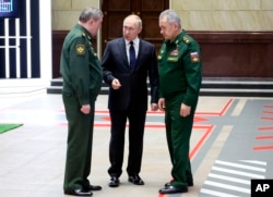 از طرف راست: سرگی شویگو وزیر دفاع، ولادیمیر پوتین رئیس جمهوری، و والری گراسیموف رئیس ستاد کل ارتش روسیه. آرشیو