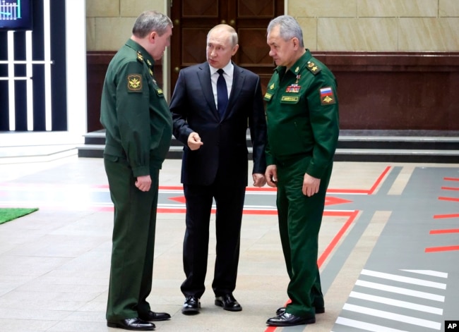 Rusya Cumhurbaşkanı Vladimir Putin Savunma Bakanı Sergey Şoygu (sağda) ve Genelkurmay Başkanı Valeri Gerasimov (solda) ile birlikte, 21 Aralık 2022.