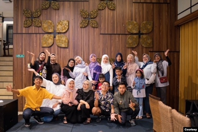 TemanThrifhty –Via Ria Anggraeni (berkacamata dan paling depan) bersama tim mengajak konsumen memperpanjang usia pakaian. (Dokumentasi TemanThrifhty)