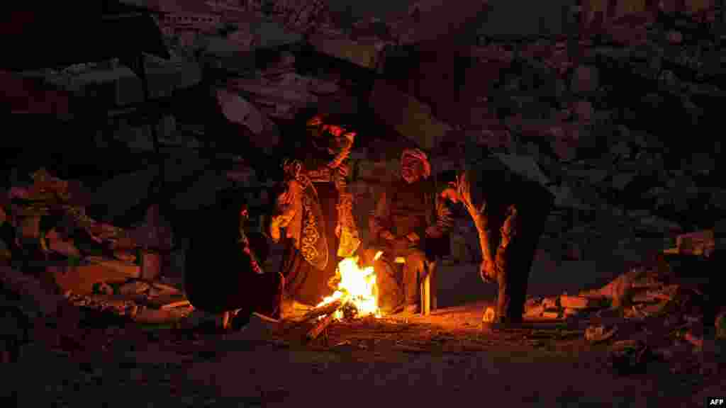 Zilzilada uyi vayron bo'lgan odamlar. Suriya.&nbsp;