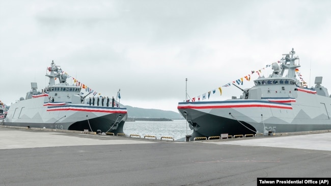 台灣總統蔡英文在宜蘭蘇澳商港主持「安江軍艦」和「萬江軍艦」交付儀式。 (2024年3月26日)