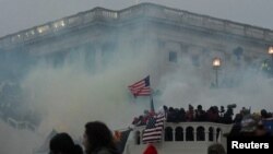 په کانګرس د حملې په لړ کې اېف بي ايي د ۱۰۰۰ نه زیات کسان ګرفتار کړي دي او وايي د ۲۶۰ نه زیاتو نورو کسانو په اړه د معلوماتو لټون کوي. د ۵۰۰ نه زیاتو مدافعینو چې په کې د پراوډ بواېز او د اوت کيپزغړي هم شامل دي د جرمونو اعتراف کړی او ځینو ته په مقدمو کې سزاګانې هم ورکړی شوي دي