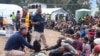 Wakil Perdana Menteri Australia Richard Maples bertemu penduduk setempat di lokasi longsor di desa Yambali di dataran tinggi Papua Nugini, Kamis, 20 Juni 2024. (David Kuna/IOM - PNG via AP)