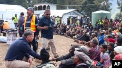 Wakil Perdana Menteri Australia Richard Maples bertemu penduduk setempat di lokasi longsor di desa Yambali di dataran tinggi Papua Nugini, Kamis, 20 Juni 2024. (David Kuna/IOM - PNG via AP)