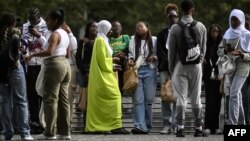 Seorang perempuan Muslim (tengah) mengenakan abaya di jalanan kota Nantes, Prancis barat (foto: dok). 