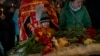 资料照片：2023年4月30日在乌克兰中部乌曼举行的葬礼上，米凯尔·舒尔哈（中）在他 11 岁的姐姐索菲亚·舒尔哈的棺材旁哭泣。索菲亚是俄罗斯袭击该市一栋住宅楼的遇难者之一。