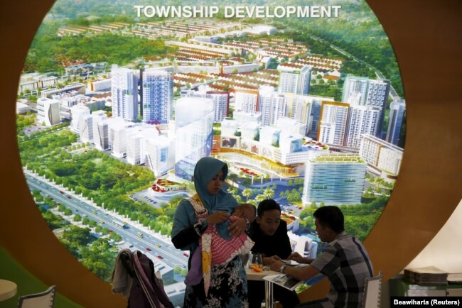 Seorang agen real estate (tengah) berbincang dengan pelanggan saat Indonesia Property Expo 2016 di Jakarta, 16 Februari 2016. (Foto: REUTERS/Beawiharta)