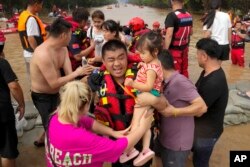 แฟ้มภาพ -- จนท.กู้ภัยใช้เรือยางทำการอพยพประชาชนในเมืองจั้วโจว มณฑลเหอเป่ย ประเทศจีน หนีภัยน้ำท่วม เมื่อวันที่ 2 ส.ค. 2023