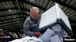 Otvaranje biračkih kutija u Irskoj nakon izbora za Evropski parlament koji su održani 8. juna (foto: Reuters)