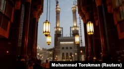 Jemaah haji berkumpul di Masjidil Haram di Makkah pada 9 Juni 2024, menjelang pelaksanaan ibadah haji pada tahun ini. (Foto: Reuters/Mohammed Torokman)