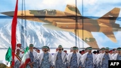 伊朗士兵参加在德黑兰举行的建军节阅兵活动。（2024年4月17日）