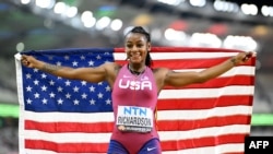 Sha'Carri Richardson célèbre après avoir remporté la finale du 100 m féminin lors des mondiaux d'athlétisme, Budapest, le 21 août 2023.