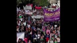 拉美国家妇女集会游行呼吁堕胎权 