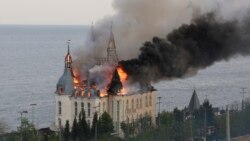 Un edificio de la Academia de Derecho de Odesa está en llamas después de un ataque con misiles rusos en Odessa, Ucrania, el 29 de abril de 2024.