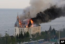 Un edificio de la Academia de Derecho de Odessa está en llamas después de un ataque con misiles rusos en Odessa, Ucrania, el 29 de abril de 2024.