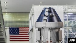 Poster kapsule Orion koja će biti deo misije Artemis 2, izložen u Svemirskom centru Kenedi u Kejp Kanaveralu na Floridi, 28. avgusta 2022. Foto: AFP/Chandan Khanna