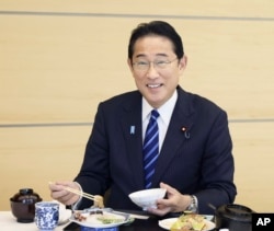 日本首相岸田文雄在东京食用福岛附近水域打捞的海鲜。（2023年8月30日）