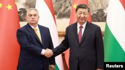 Predsednik Kine Ši Đinping rukuje se sa premijerom Mađarske Viktorom Orbanom, u Pekingu, Kina, 8. jula 2024.