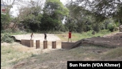 孩子们在柬埔寨武雄河附近拟议的德崇富南运河施工起点玩耍。（2024年3月18日）