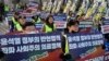 Anggota Asosiasi Medis Provinsi Gyeonggi melakukan unjuk rasa menentang kebijakan medis pemerintah di dekat kantor kepresidenan di Seoul, Korea Selatan, 13 Maret 2024. (Foto: AP)