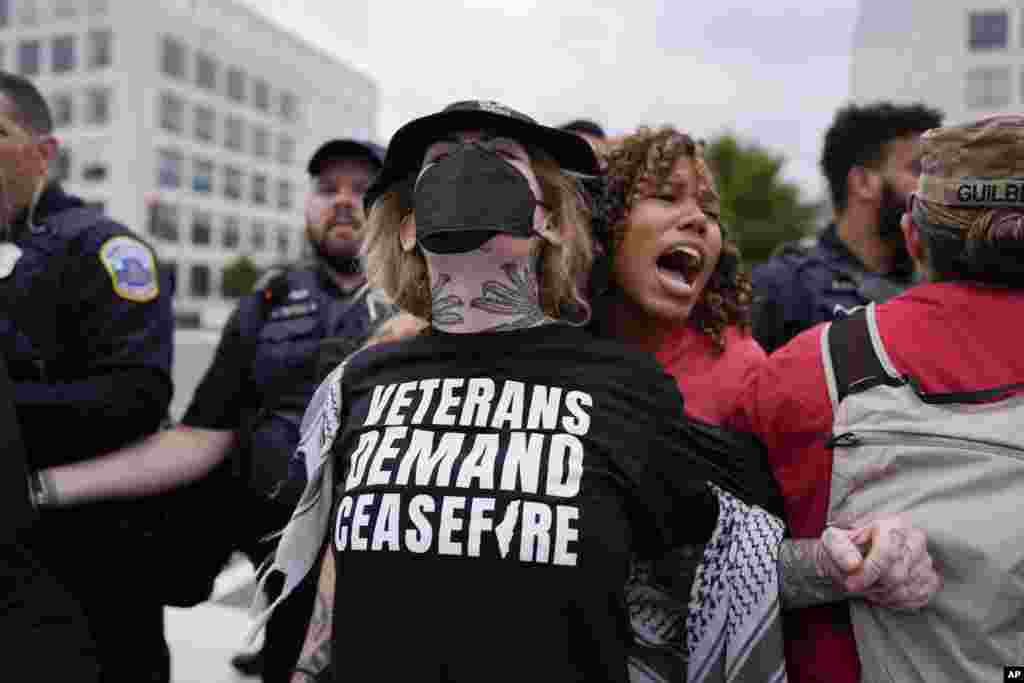 Washington Metropolitan Police clear demonstrators from blocking traffic, July 24, 2024, in Washington, ahead of a scheduled visit by Israeli Prime Minister Benjamin Netanyahu at the U.S. Capitol.