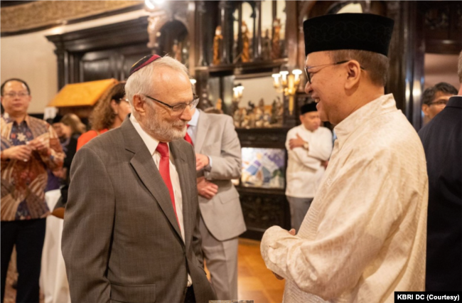 Kedutaan Besar Republik Indonesia (KBRI) mengadakan acara buka puasa bersama lintas agama (interfaith iftar) di di Washington DC, Kamis (13/4) malam. Berbagai tokoh agama turut diundang. (Foto: Courtesy/KBRI DC)