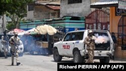 Policiais lançam gás lacrimogêneo contra manifestantes durante um protesto contra a insegurança em Carrefour-Feuilles, distrito de Port-au-Prince, Haiti, 14 de agosto de 2023.