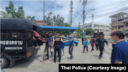 ထိုင်းနိုင်ငံ ဘန်ကောက်၊ ရာချ်ဘူရီ။ ဥဒေါင်းဌာန ချတ်ချင်ဆောင်ခရိုင်တွေမှာ အထောက်အထားမဲ့ နေထိုင်နေသူများကို ဖမ်းဆီးနေစဉ် 