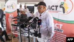 Katibu Mkuu wa zamani wa African National Congress (ANC) Ace Magashule akizungumza na waandishi wa habari wakati wa uzinduzi wa chama cha ACT huko Soweto Agosti 30, 2023.Picha na GUILLEM SARTORIO / AFP.