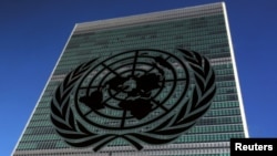 资料照：位于纽约的联合国总部大厦与联合国标识 